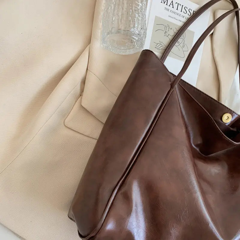"Sac à main femme design moderne avec grand compartiment pour quotidien"