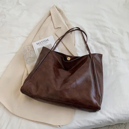 "Sac à main chic en finition cuir lisse, polyvalent et spacieux"