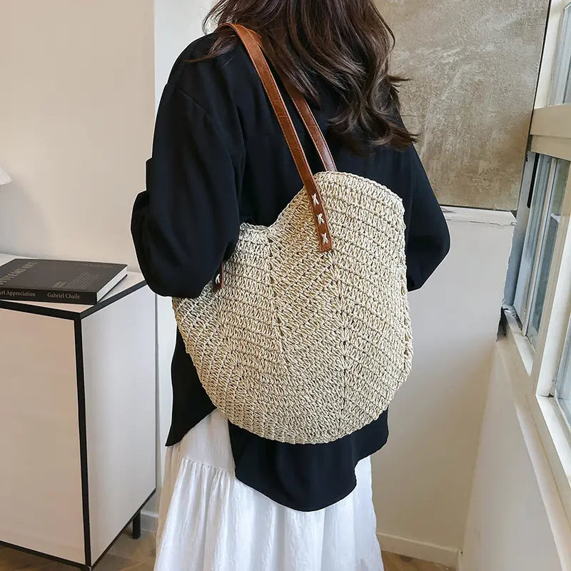 Sac femme bohème chic couleur beige spacieux et léger, porté épaule ou main