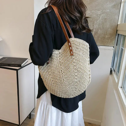 Sac femme bohème chic couleur beige spacieux et léger, porté épaule ou main