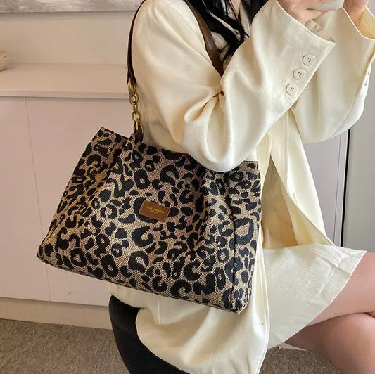 Sac cabas avec imprimé léopard, grand volume et format pratique, idéal pour transporter vos essentiels avec style au quotidien