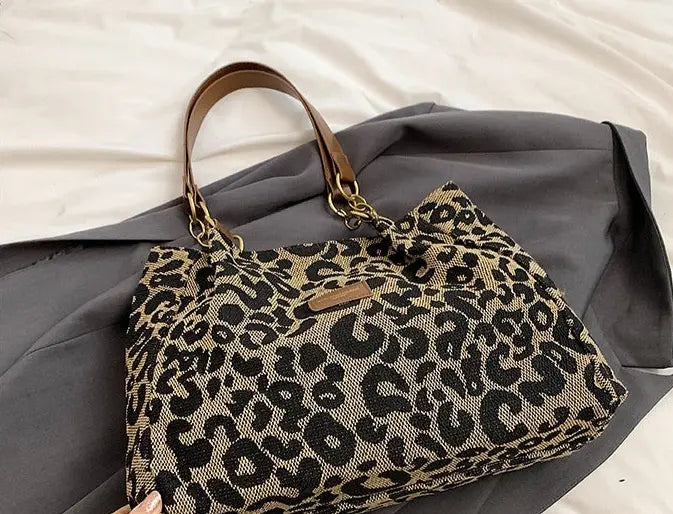 Sac cabas avec finitions métalliques dorées et anses cuir vegan