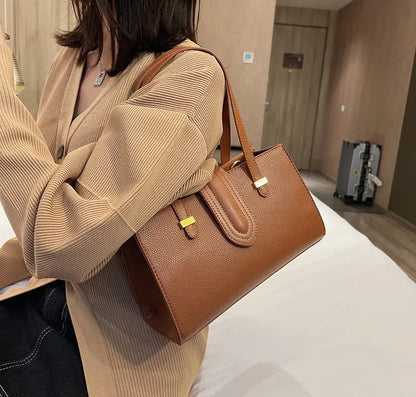 Sac urbain en cuir végan marron, vue de face, design simple.