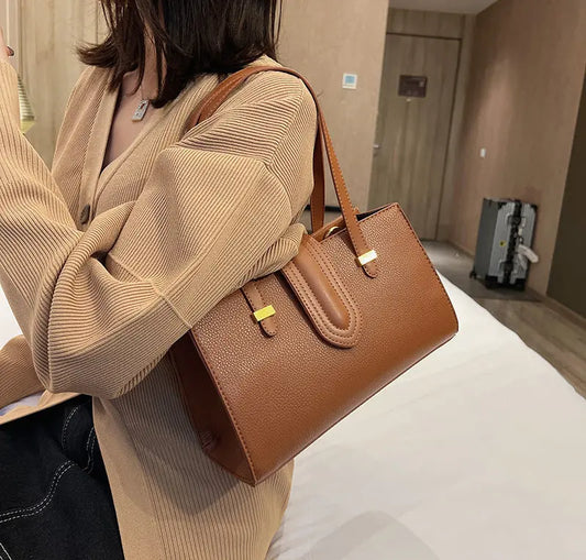 Sac urbain en cuir végan marron, vue de face, design simple.