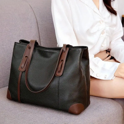 Vue intérieure du sac en cuir avec compartiments téléphone et dossiers.