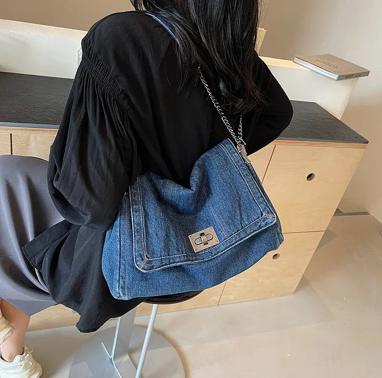 Sac en denim bleu classique, format 35x21 cm, style épuré.