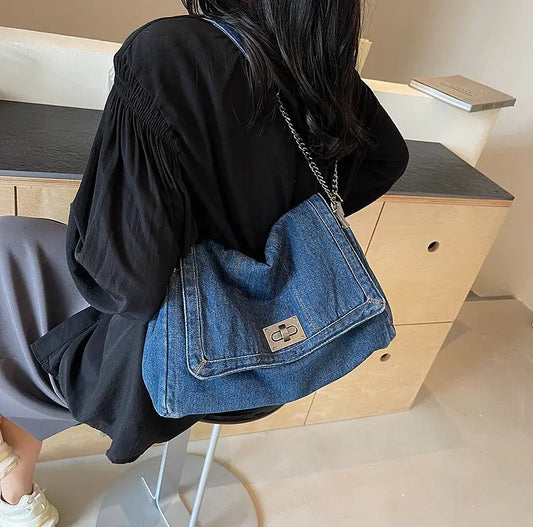 Sac en denim bleu classique, format 35x21 cm, style épuré.