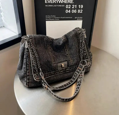 Sac denim femme associé à une tenue streetwear tendance.