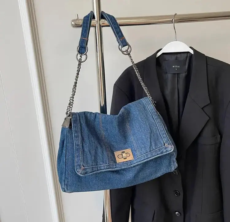 Sac denim femme associé à une tenue streetwear tendance.