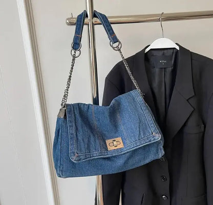 Sac denim femme associé à une tenue streetwear tendance.