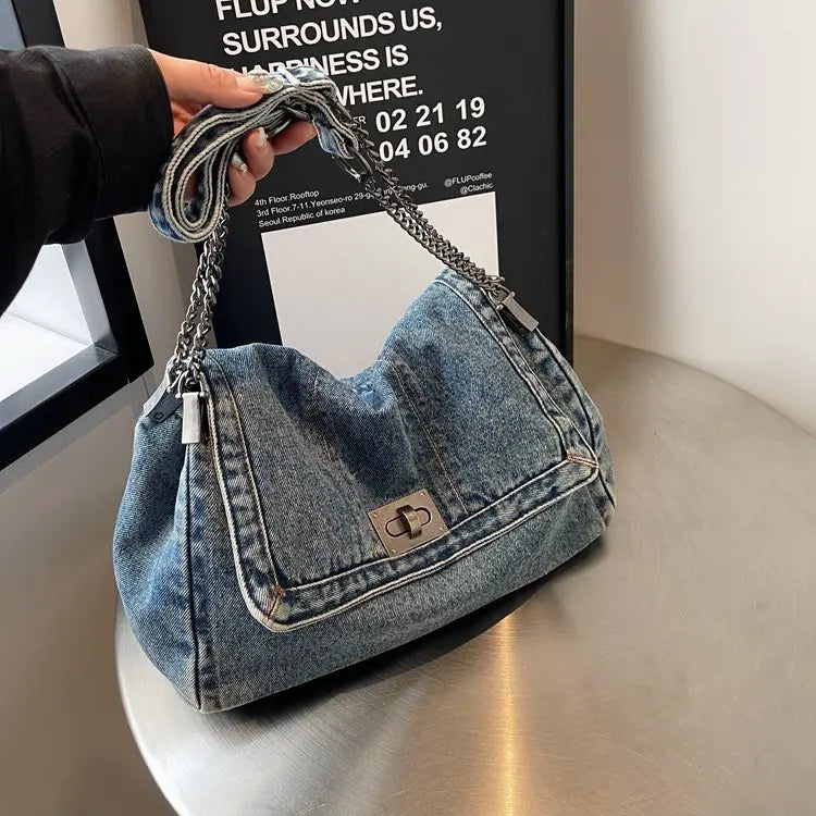 Sac denim femme associé à une tenue streetwear tendance