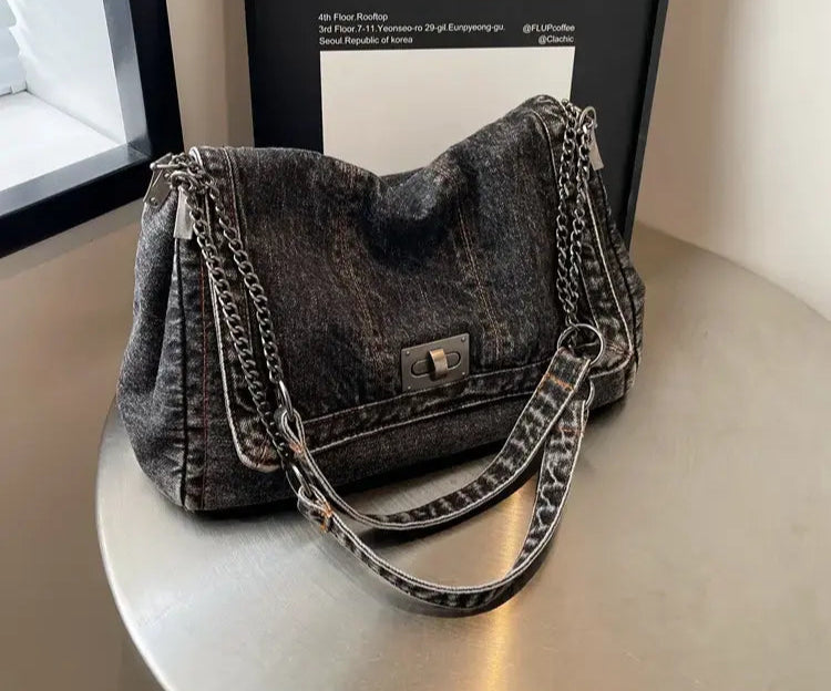 Vue posé du sac denim noir, look moderne et pratique.