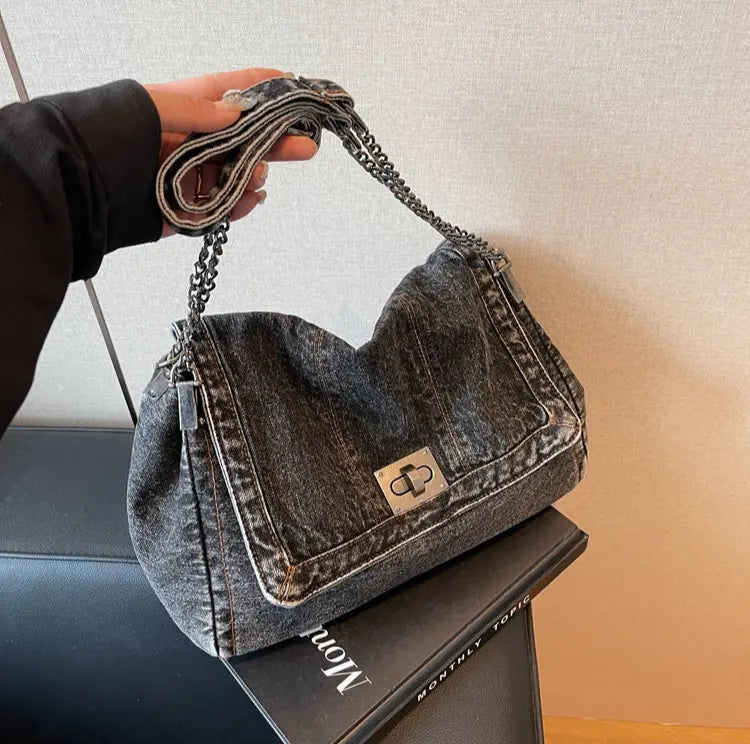 Vue posé du sac denim noir, look moderne et pratique.