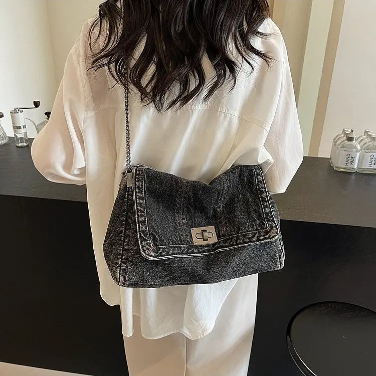Sac en denim noir élégant, robuste et polyvalent.