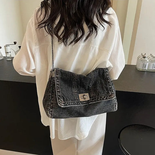Sac en denim noir élégant, robuste et polyvalent.
