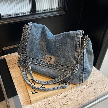 Détail de la poche extérieure pratique du sac denim femme.