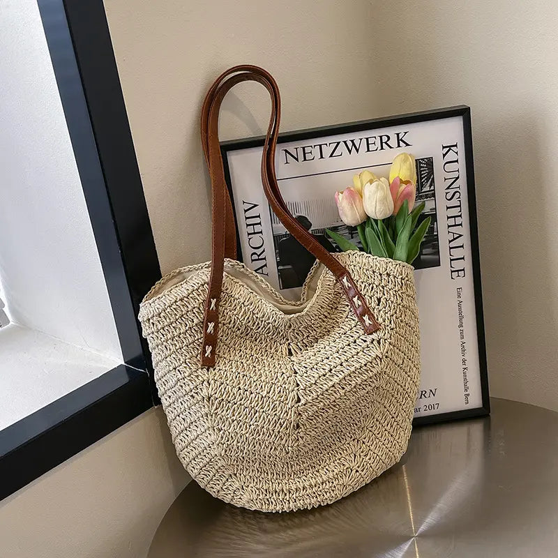 Sac femme porté main beige spacieux et souple, parfait pour sorties et shopping