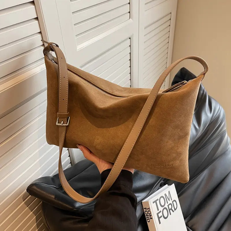 Sac femme pratique en daim avec poche extérieure ouverte