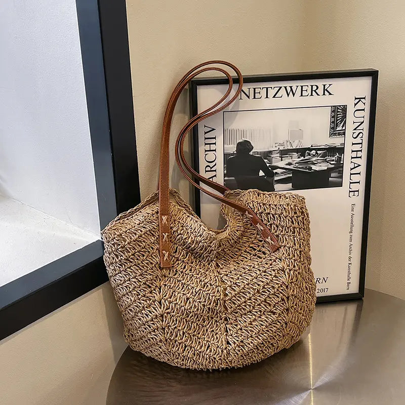 Sac femme porté épaule taupe pratique et tendance, look bohème chic