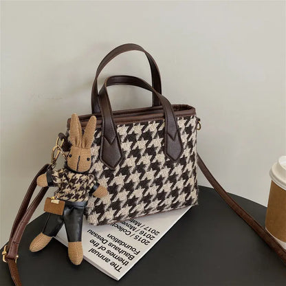 Sac compact carré en laine, dimensions 20x17x16 cm.