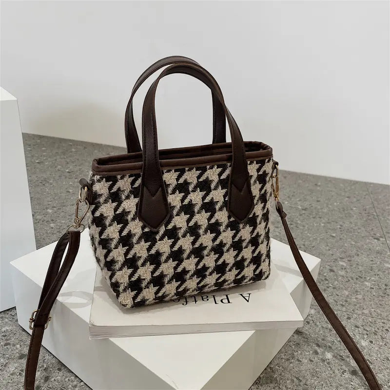 Sac en laine avec bandoulière Sac compact carré en laine, dimensions 20x17x16 cm.