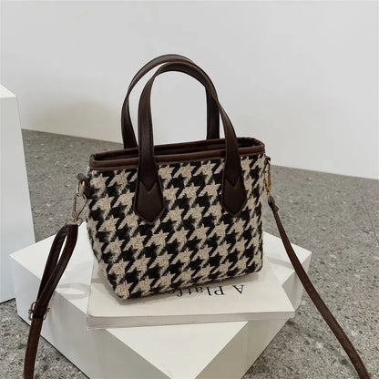 Sac en laine avec bandoulière Sac compact carré en laine, dimensions 20x17x16 cm.