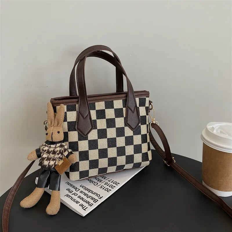 Sac en laine avec motifs élégants et design carré.
