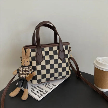Sac en laine avec motifs élégants et design carré.