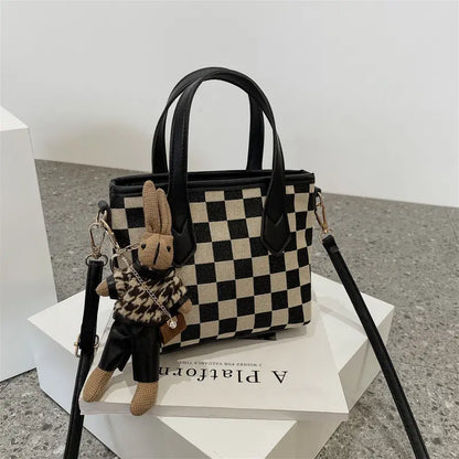 Détail des poignées du sac en laine femme, format compact.