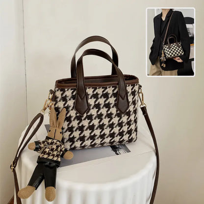 : Détail des poignées du sac en laine femme, format compact.