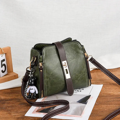 "Sac à main compact effet cuir avec bandoulière confortable et stylée"