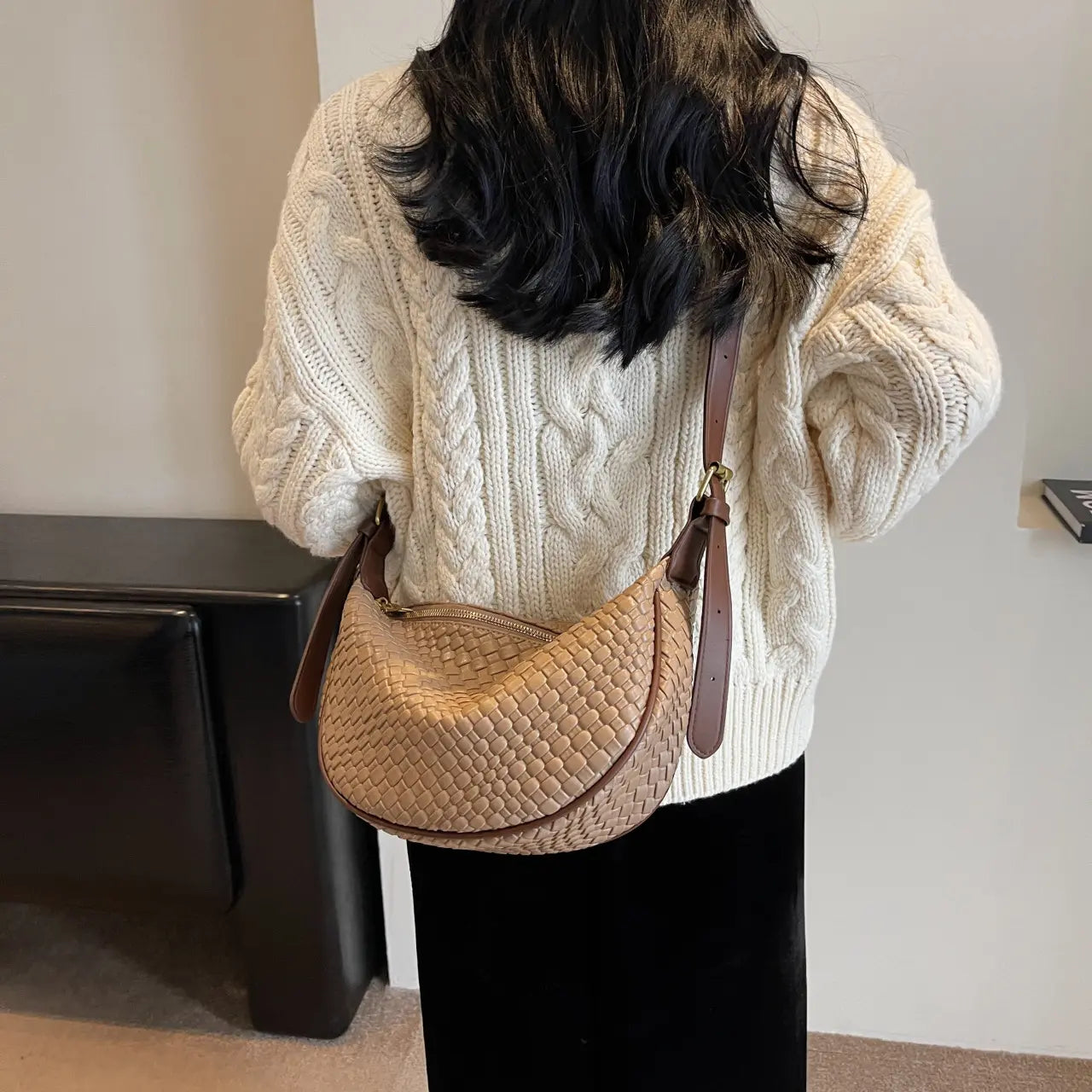 "Sac à main en cuir végan beige, chic et confortable pour femme"