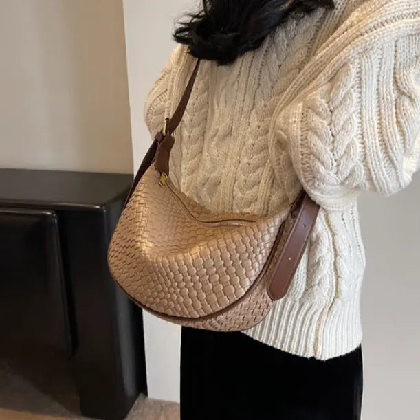 "Sac à main en cuir végan beige, chic et confortable pour femme"