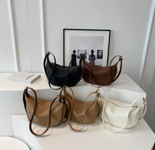 "Sac à main en cuir végan noir élégant avec bandoulière réglable"