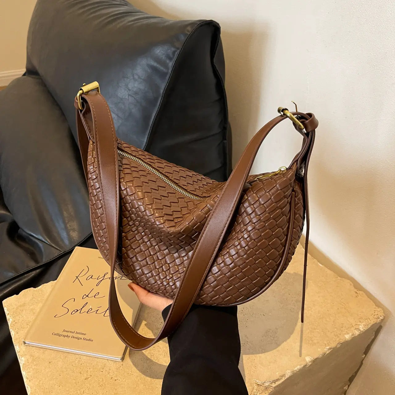 "Sac à main en cuir végan marron souple avec poche intérieure zippée"