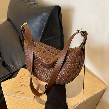 "Sac à main en cuir végan marron souple avec poche intérieure zippée"