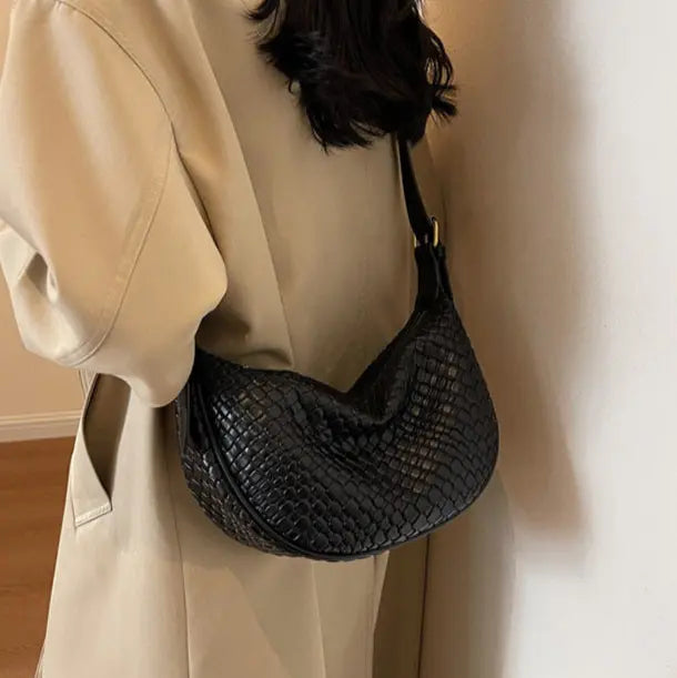 "Sac à main en cuir végan noir élégant avec bandoulière réglable"