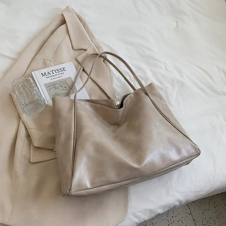"Sac à main beige tendance urbaine, souple et pratique"