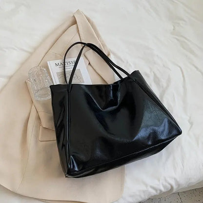 "Sac à main noir au design unique, surface lisse et élégant, grand espace de rangement"