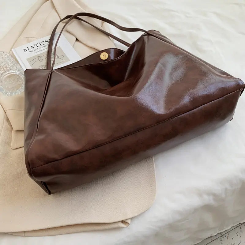 "Sac à main femme design moderne avec grand compartiment pour quotidien"