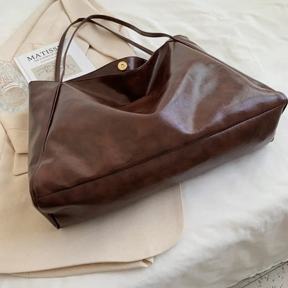 "Sac à main femme design moderne avec grand compartiment pour quotidien"