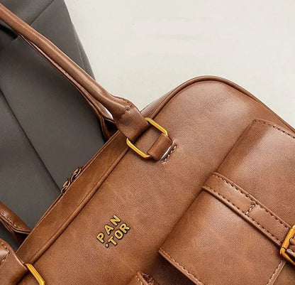 Sac à main marron chic avec coutures contrastées, vue de face.