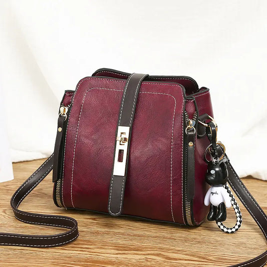 "Sac à main compact effet cuir avec bandoulière confortable et stylée"