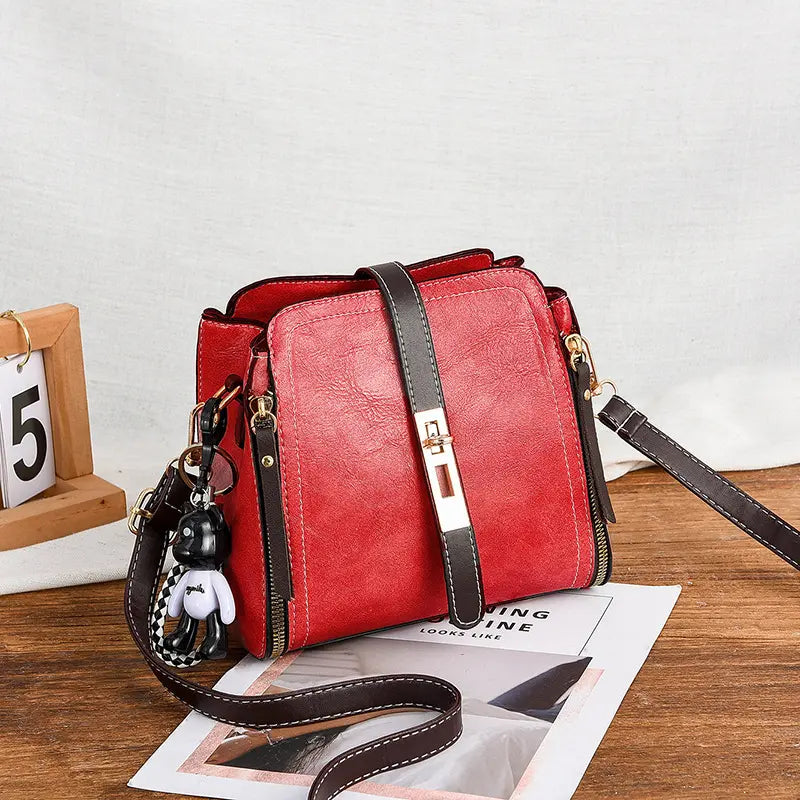 "Sac à main compact effet cuir avec bandoulière confortable et stylée"