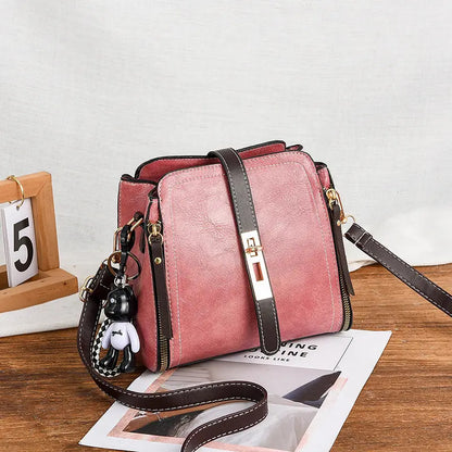 "Sac à main compact effet cuir avec bandoulière confortable et stylée"