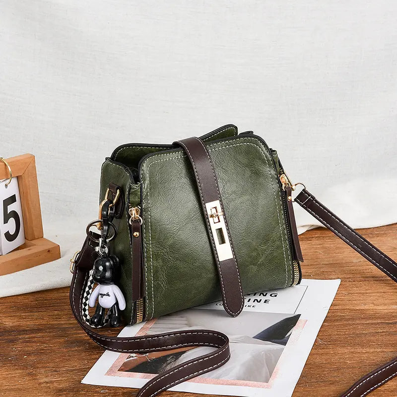 "Sac à main compact effet cuir avec bandoulière confortable et stylée"
