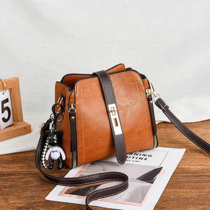 "Sac à main compact effet cuir avec bandoulière confortable et stylée"