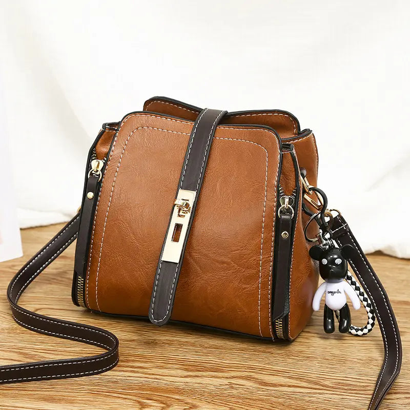 "Sac à main compact effet cuir avec bandoulière confortable et stylée"