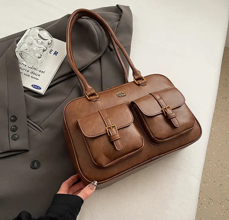 Sac à main marron chic avec coutures contrastées, vue de face.