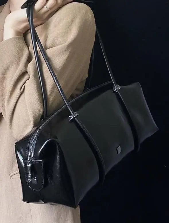 "Sac à main noir en polyester avec poche zippée, élégant et pratique"